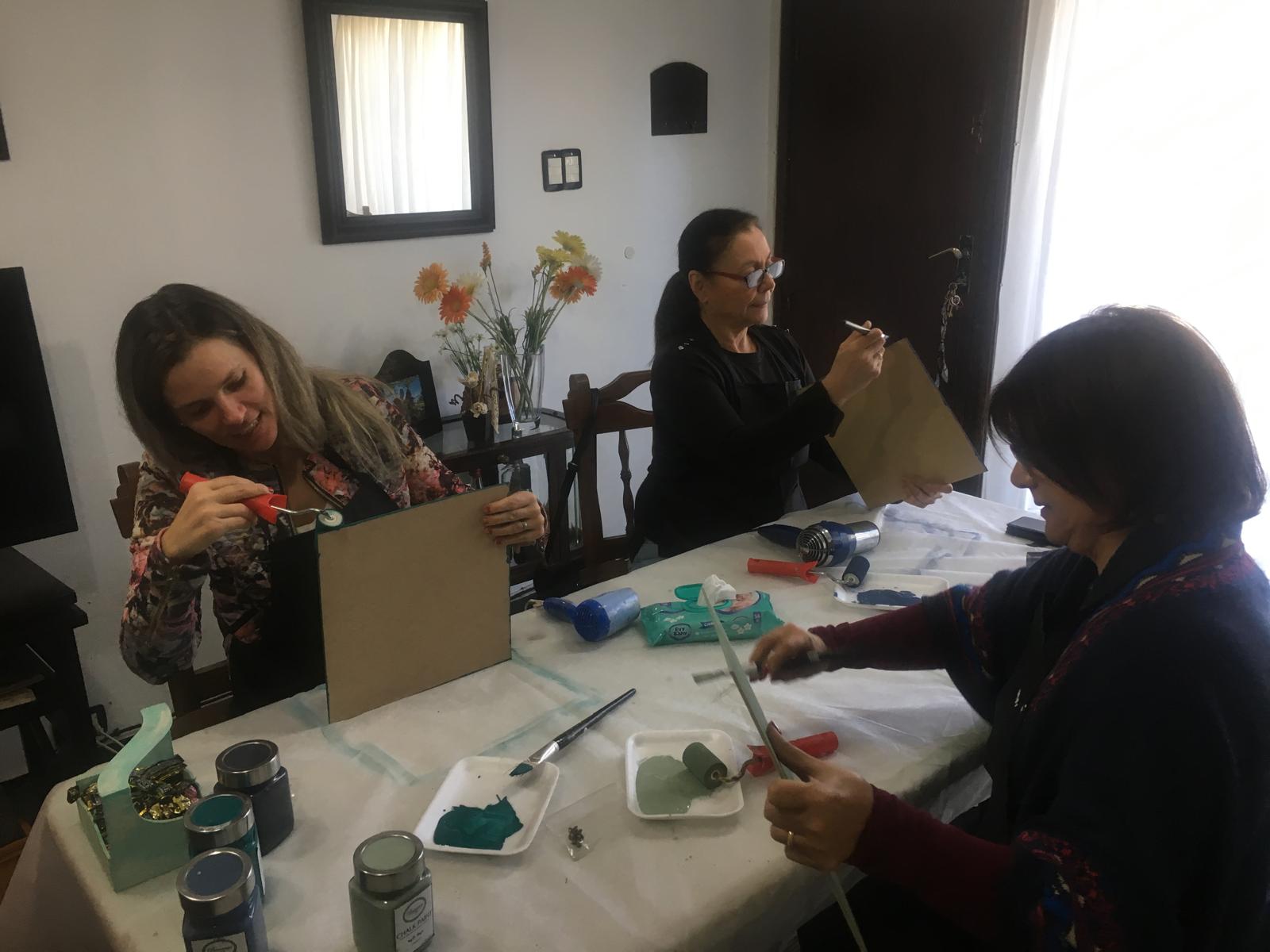 Creación artística con técnica de yeso-creto en taller de Ciudad de la Costa
