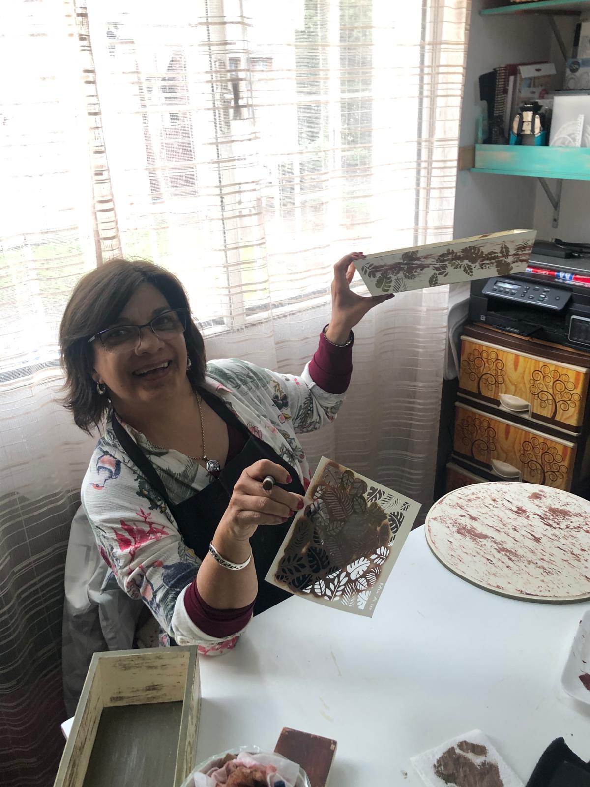 Alumnas disfrutando clases de arte decorativo en El Pinar, Uruguay